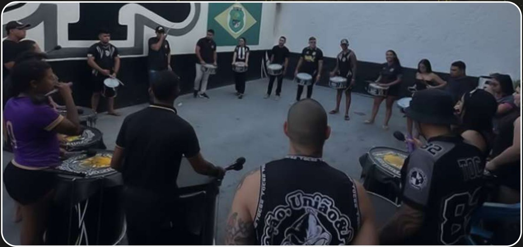 Integrantes da bateria em círculo durante ensaio de percussão
