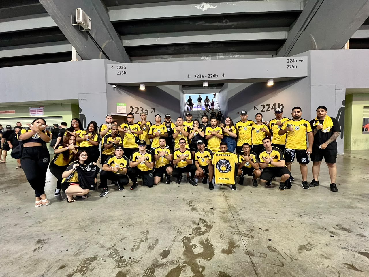 Integrantes da Bateria Nota 1000 reunidos no estádio com camisas amarelas